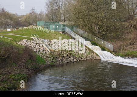 Wasserabfluss von der Bolton Wastewater Treatment Plant in den River Irwell in der Nähe des Clifton Country Park, Salford, Vereinigtes Königreich. Stockfoto