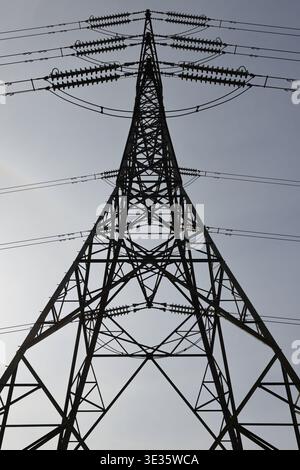Aufwärtstrend des Hochspannungsstahlgitters Elektrizitätspylons. Stockfoto