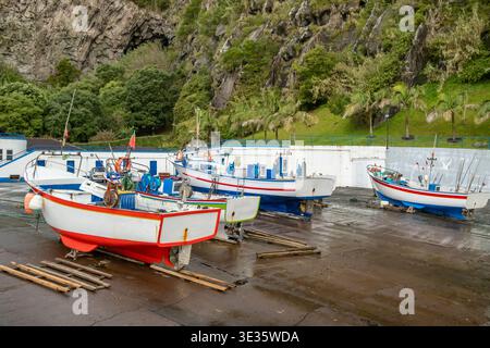 Traditionelle Fischerboote im Hafen von Ribeira Quente Sao Miguel, Azoren, Portugal Stockfoto