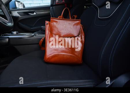 Stylische Reisetasche. Praktischer Lederrucksack Mit Mehreren Innentaschen Und Stilvollem Design. Kompakte Reisetasche Aus Leder Mit Details Stockfoto