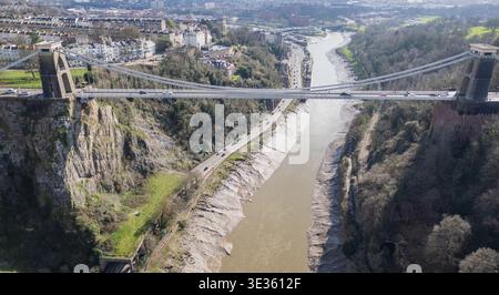 Luftaufnahme der Clifton Suspension Bridge über die Avon-Schlucht mit Blick auf Clifton und die umliegende Bristol-Landschaft. Stockfoto