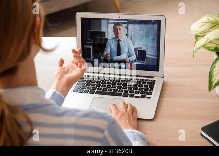 Junge Frau, die zu Hause ein Bewerbungsgespräch hat, Nahaufnahme Stockfoto
