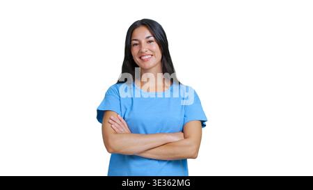 Frau in blauem T-Shirt mit überkreuzten Armen lächelnd Stockfoto