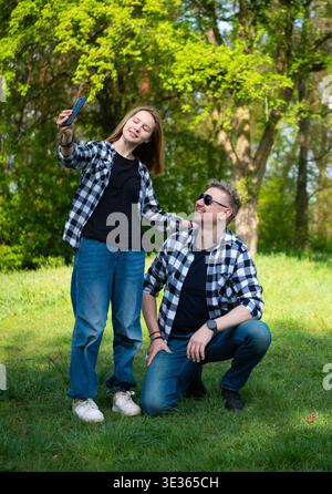 Glücklicher Vater und Tochter machen Ein Selfie in Einem Sommerpark Stockfoto
