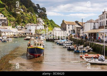 Boote im Hafen von Polperro, Cornwall, Großbritannien Stockfoto