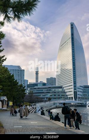 Menschen, die entlang der Uferpromenade in der Nähe des InterContinental Yokohama Grand spazieren Stockfoto