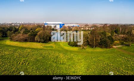 Goodison Park, die legendäre ehemalige Heimat des Everton FC. Dieses Bild wurde am 21. März 2026 in Liverpool aufgenommen und zeigt die ikonische blaue Fassade, die Archibald Stockfoto