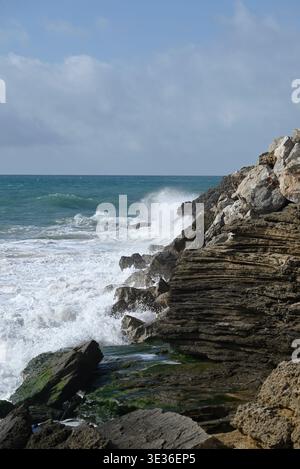 Meer, Strand und Felsen am cape trafalgar, spanien, europa. Stockfoto