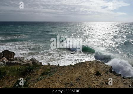 Meer, Strand und Felsen am cape trafalgar, spanien, europa. Stockfoto