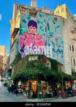 Farbenfrohes Street Art Wandgemälde in Beyoğlu – lebendiges urbanes Graffiti, das soziale Botschaft mit künstlerischem Ausdruck verbindet.10. märz 2026. Stockfoto