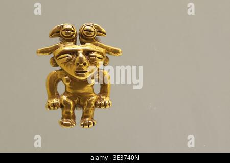 Präkolumbisches Goldjuwel mit anthropomorpher Figur, Cartagena, Kolumbien Stockfoto