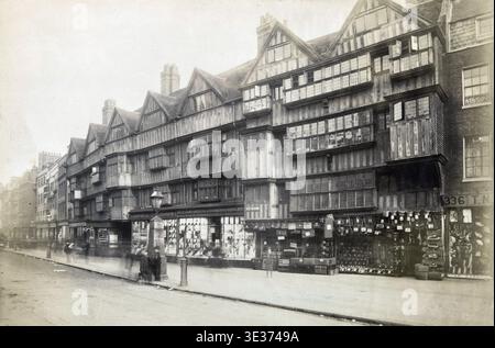 Viktorianisches Bild von Holborn London aus dem späten 19. Jahrhundert von Spooner and Co., Schwarzweiß-Albumenfotografie Straßenszene mit verlorenen mittelalterlichen Gebäuden zwischen 1870 und 1890 Stockfoto