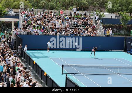 MIAMI GARDENS, FLORIDA - 20. MÄRZ: Coco Gauff aus den Vereinigten Staaten übt am 4. Tag der Miami Open im Hard Rock Stadium am 20. März 2026 in Miami Gardens, Florida. Leute: Coco Gauff Stockfoto