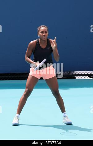 MIAMI GARDENS, FLORIDA - 20. MÄRZ: Coco Gauff aus den Vereinigten Staaten übt am 4. Tag der Miami Open im Hard Rock Stadium am 20. März 2026 in Miami Gardens, Florida. Leute: Coco Gauff Stockfoto