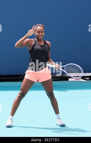 MIAMI GARDENS, FLORIDA - 20. MÄRZ: Coco Gauff aus den Vereinigten Staaten übt am 4. Tag der Miami Open im Hard Rock Stadium am 20. März 2026 in Miami Gardens, Florida. Leute: Coco Gauff Stockfoto