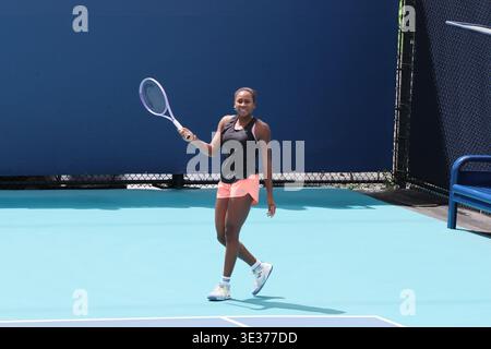MIAMI GARDENS, FLORIDA - 20. MÄRZ: Coco Gauff aus den Vereinigten Staaten übt am 4. Tag der Miami Open im Hard Rock Stadium am 20. März 2026 in Miami Gardens, Florida. Leute: Coco Gauff Stockfoto
