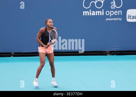 MIAMI GARDENS, FLORIDA - 20. MÄRZ: Coco Gauff aus den Vereinigten Staaten übt am 4. Tag der Miami Open im Hard Rock Stadium am 20. März 2026 in Miami Gardens, Florida. Leute: Coco Gauff Stockfoto