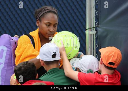 MIAMI GARDENS, FLORIDA - 20. MÄRZ: Coco Gauff aus den Vereinigten Staaten übt am 4. Tag der Miami Open im Hard Rock Stadium am 20. März 2026 in Miami Gardens, Florida. Leute: Coco Gauff Stockfoto