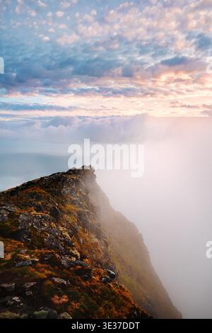 Berglandschaft nebelige Morgenlandschaft auf den Lofoten-Inseln im Norden Norwegens, stimmungsvolle nebelige Sonnenaufgangslandschaft aus der Vogelperspektive wilde Natur in Skandinavien bea Stockfoto