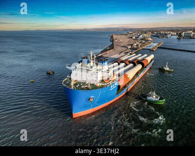 Monopile, Übergangsstücke und Jacketts für den Bau von Offshore-Windparks Stockfoto