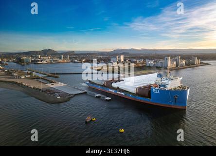 Monopile, Übergangsstücke und Jacketts für den Bau von Offshore-Windparks Stockfoto