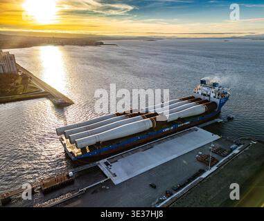 Monopile, Übergangsstücke und Jacketts für den Bau von Offshore-Windparks Stockfoto