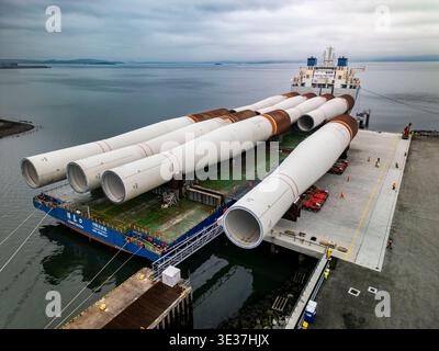 Monopile, Übergangsstücke und Jacketts für den Bau von Offshore-Windparks Stockfoto