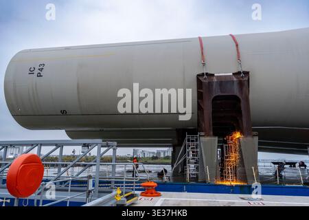 Monopile, Übergangsstücke und Jacketts für den Bau von Offshore-Windparks Stockfoto