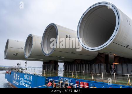 Monopile, Übergangsstücke und Jacketts für den Bau von Offshore-Windparks Stockfoto