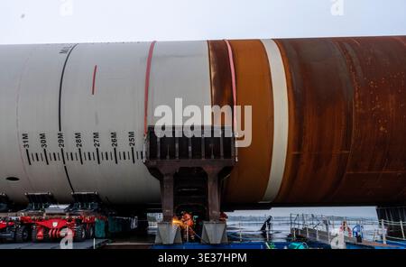 Monopile, Übergangsstücke und Jacketts für den Bau von Offshore-Windparks Stockfoto