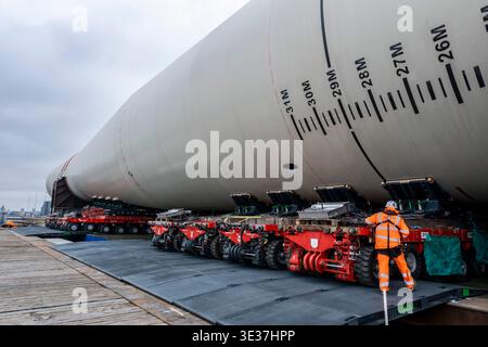 Monopile, Übergangsstücke und Jacketts für den Bau von Offshore-Windparks Stockfoto