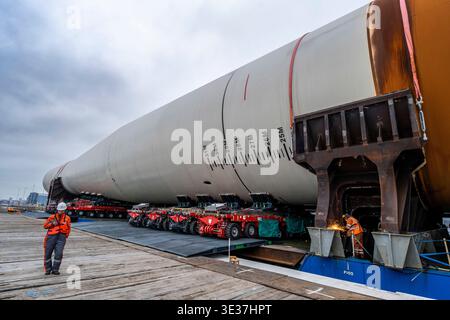 Monopile, Übergangsstücke und Jacketts für den Bau von Offshore-Windparks Stockfoto