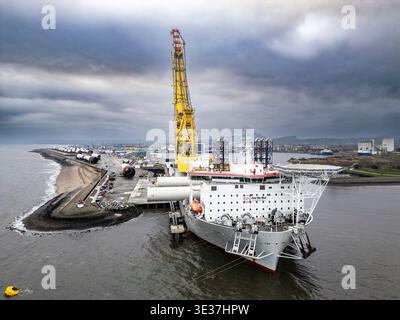 Monopile, Übergangsstücke und Jacketts für den Bau von Offshore-Windparks Stockfoto