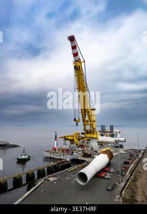 Monopile, Übergangsstücke und Jacketts für den Bau von Offshore-Windparks Stockfoto