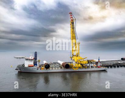 Monopile, Übergangsstücke und Jacketts für den Bau von Offshore-Windparks Stockfoto