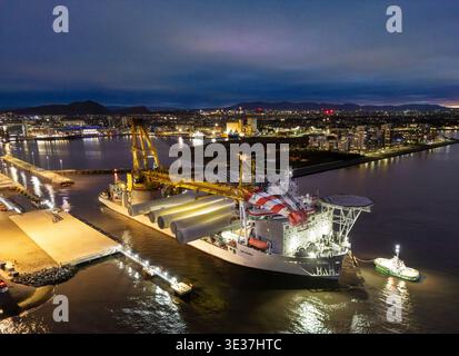 Monopile, Übergangsstücke und Jacketts für den Bau von Offshore-Windparks Stockfoto