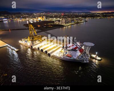 Monopile, Übergangsstücke und Jacketts für den Bau von Offshore-Windparks Stockfoto