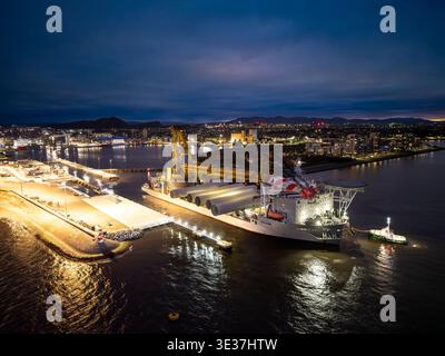 Monopile, Übergangsstücke und Jacketts für den Bau von Offshore-Windparks Stockfoto