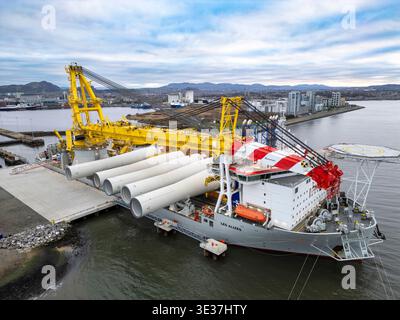 Monopile, Übergangsstücke und Jacketts für den Bau von Offshore-Windparks Stockfoto