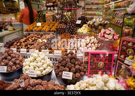 Handwerkliches Belgisches Schokoladen- Und Trüffel-Display Mit Pralinen-Geschenkbox, Brügge Stockfoto