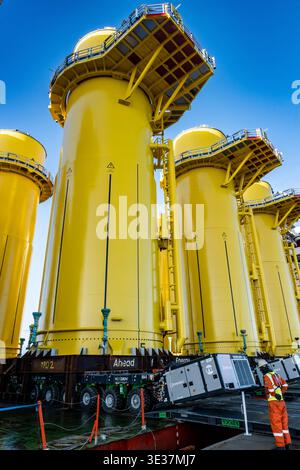 Monopile, Übergangsstücke und Jacketts für den Bau von Offshore-Windparks Stockfoto