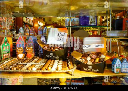 Belgische Schokolade im Jan de Clerck Confiserie Shop Window, Brügge, Belgien Stockfoto
