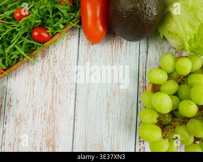 Frisches Gemüse und Obst auf einer rustikalen Holztischoberfläche Stockfoto