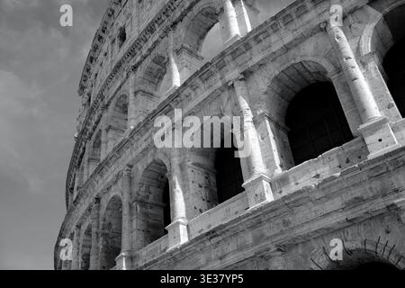 Architektonische Details des Kolosseums, auch bekannt als Flavisches Amphitheater, zeigen die äußeren Bögen und klassischen Säulen in Rom, Italien. Stockfoto