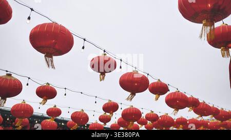 Rote Laternen für das chinesische Neujahrsfest vor klarem Himmel Stockfoto