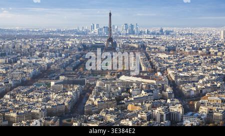 Reisen Sie nach Frankreich - Blick über dem Eiffelturm und der Stadt Paris in der Winterdämmerung von Tour Maine - Montparnasse (Montparnasse-Turm) Stockfoto