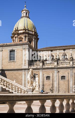 Reisen Sie nach Italien - Statue auf der piazza Pretoria im Zentrum von Palermo und Kuppel der Kirche St. Katharina in Sizilien Stockfoto