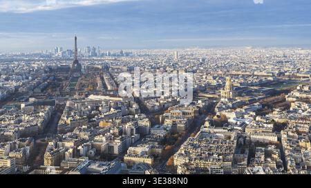 Reisen Sie nach Frankreich - Paris mit Eiffelturm und Palast Les Invalides in der Winterdämmerung von Tour Maine - Montparnasse (Montparnasse-Turm) Stockfoto