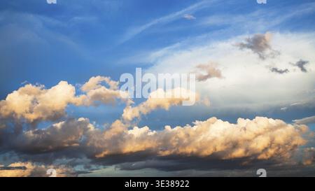 Panoramablick auf die Cumuli-Wolken am dunkelblauen Himmel über Moskau bei Sonnenuntergang im Sommer Stockfoto