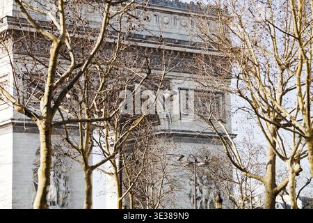 Blick auf den Triumphbogen in Paris am frühen Frühlingstag Stockfoto